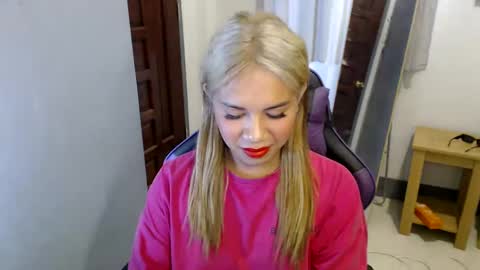 Snapshot of ur_cutiesthotasianxx chatting on 01-19-25, 10:06 Vee online show from 01-19-25, 10:06