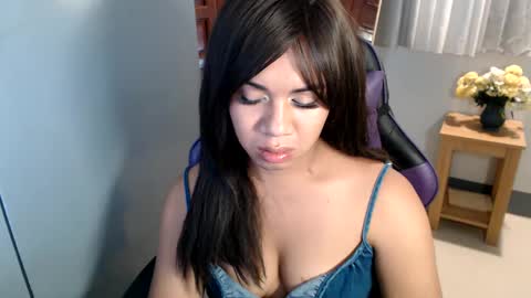 Snapshot of ur_cutiesthotasianxx chatting on 02-15-25, 01:49 Vee online show from 02-15-25, 01:49