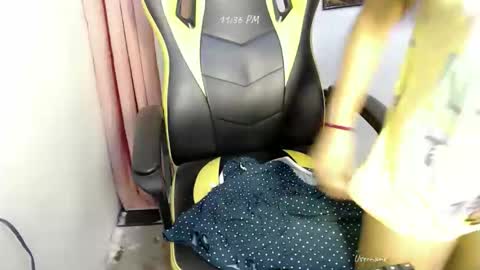 ur_small_girl online show from 11-06-25, 03:35