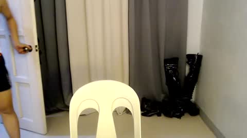 Snapshot of urasian_hardcockxx chatting on 01-14-25, 10:17 milly online show from 01-14-25, 10:17