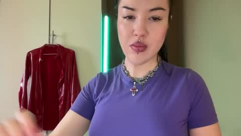 Snapshot of urdevilbaby chatting on 10-11-25, 07:18 Margo online show from 10-11-25, 07:18