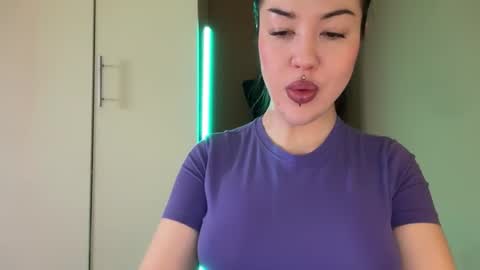 Snapshot of urdevilbaby chatting on 10-13-25, 09:20 Margo online show from 10-13-25, 09:20