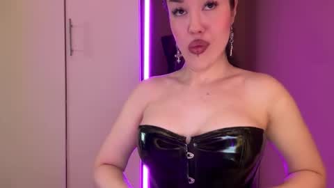 Snapshot of urdevilbaby chatting on 10-19-25, 06:03 Margo online show from 10-19-25, 06:03
