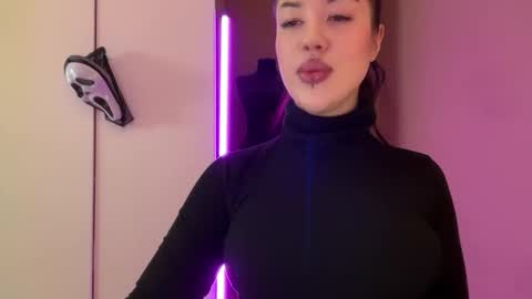 Snapshot of urdevilbaby chatting on 10-26-25, 07:58 Margo online show from 10-26-25, 07:58