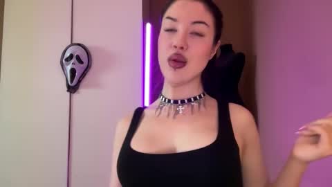 Snapshot of urdevilbaby chatting on 10-31-25, 07:20 Margo online show from 10-31-25, 07:20