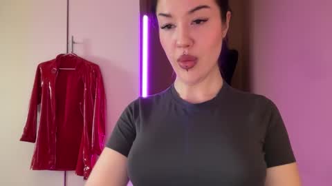 Snapshot of urdevilbaby chatting on 11-13-25, 07:18 Margo online show from 11-13-25, 07:18