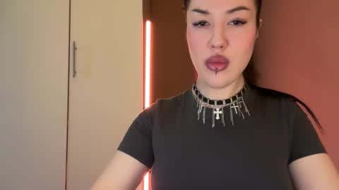 Snapshot of urdevilbaby chatting on 11-14-25, 08:13 Margo online show from 11-14-25, 08:13