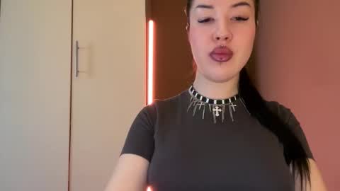 Snapshot of urdevilbaby chatting on 11-15-25, 08:00 Margo online show from 11-15-25, 08:00