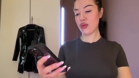 Snapshot of urdevilbaby chatting on 12-02-25, 08:08 Margo online show from 12-02-25, 08:08