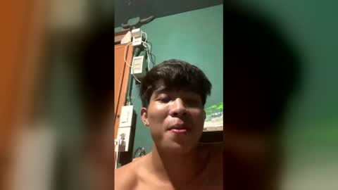 Snapshot of urhot_jeremyxx chatting on 12-15-25, 04:17 jeremy online show from 12-15-25, 04:17