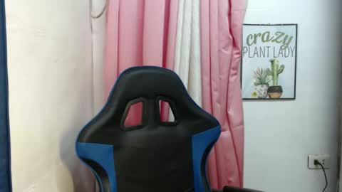 Snapshot of urlovely_sofie chatting on 11-24-25, 04:51 Sofie online show from 11-24-25, 04:51