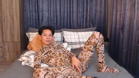 Snapshot of urpinoyasianx chatting on 01-07-25, 10:32 Mel online show from 01-07-25, 10:32