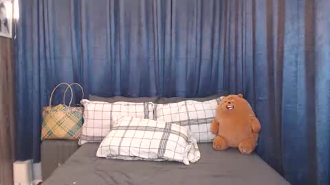 Snapshot of urpinoyasianx chatting on 01-11-25, 12:29 Mel online show from 01-11-25, 12:29