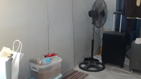 Snapshot of urpinoyasianx chatting on 03-05-25, 09:49 Mel online show from 03-05-25, 09:49