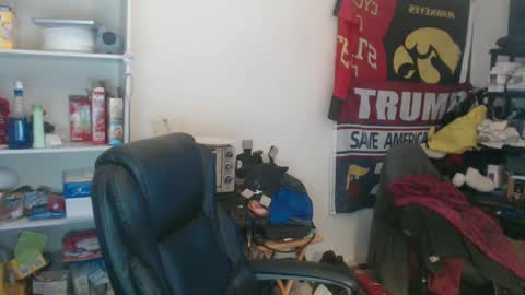Snapshot of usgoober chatting on 02-12-25, 04:12 Eric online show from 02-12-25, 04:12