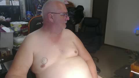 Snapshot of usgoober chatting on 05-07-26, 02:39 Eric online show from 05-07-26, 02:39