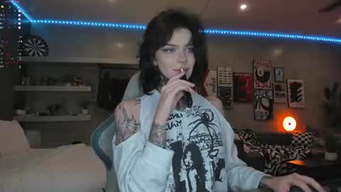 Snapshot of uwu_eva chatting on 06-10-26, 10:14 Eva online show from 06-10-26, 10:14