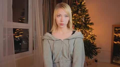 Snapshot of uwu_flower chatting on 02-17-26, 01:51 Chloe online show from 02-17-26, 01:51