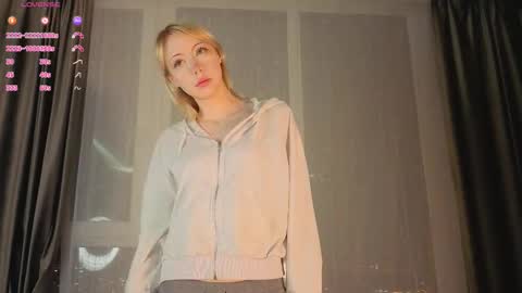 Snapshot of uwu_flower chatting on 02-19-26, 02:02 Chloe online show from 02-19-26, 02:02