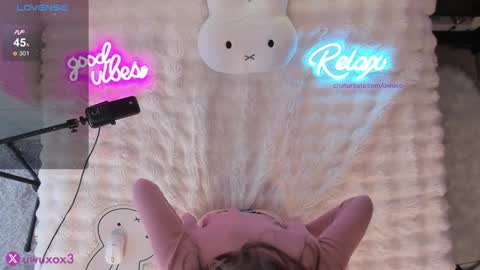 Snapshot of uwuxo chatting on 11-24-25, 03:17 Romy online show from 11-24-25, 03:17