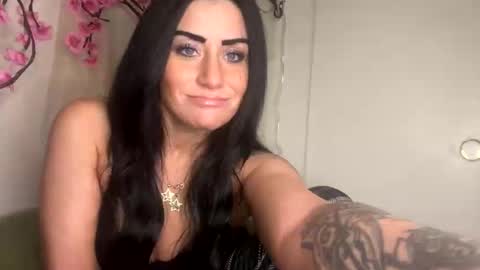 Snapshot of valaya906 chatting on 12-17-25, 01:11 Valaya Noire online show from 12-17-25, 01:11