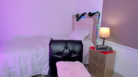 HI IM NEW online show from 12-29-24, 04:08