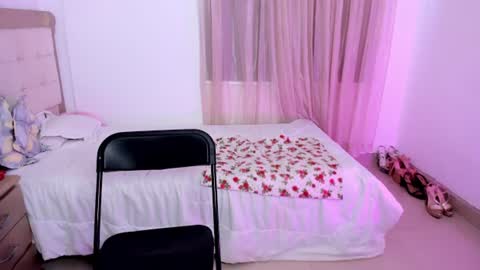 Snapshot of vale_kross chatting on 06-20-26, 03:04 HI IM NEW online show from 06-20-26, 03:04