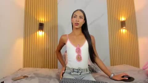 valentinaliux_ online show from 06-12-26, 11:42