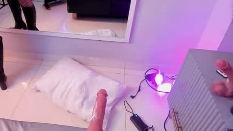 Mia  online show from 10-31-25, 10:22