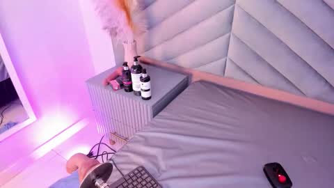 Mia  online show from 11-15-25, 07:43