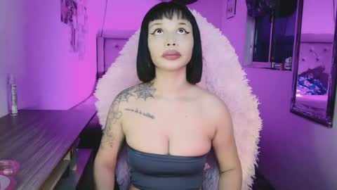 Snapshot of valentinna_5 chatting on 02-01-26, 02:10 Danielle Please help me to reach 300 thumbs up online show from 02-01-26, 02:10