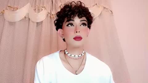 Snapshot of valentinne_marian chatting on 12-14-25, 11:53 Marian online show from 12-14-25, 11:53