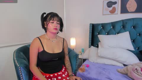 Snapshot of valery_jame chatting on 12-17-25, 07:42 Valery online show from 12-17-25, 07:42