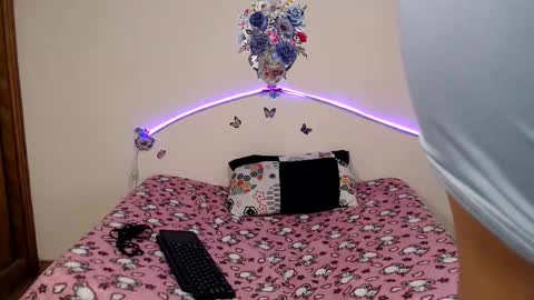 Angelyxs online show from 10-28-25, 08:33