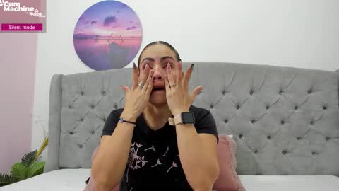 Snapshot of valesskahall chatting on 11-10-25, 12:15 Valesskahall online show from 11-10-25, 12:15