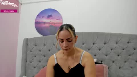 Snapshot of valesskahall chatting on 11-17-25, 12:11 Valesskahall online show from 11-17-25, 12:11