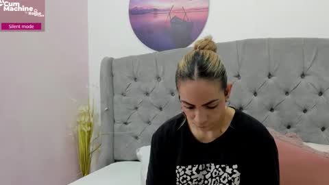 Snapshot of valesskahall chatting on 11-20-25, 11:54 Valesskahall online show from 11-20-25, 11:54