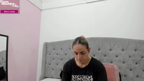 Snapshot of valesskahall chatting on 11-25-25, 12:16 Valesskahall online show from 11-25-25, 12:16