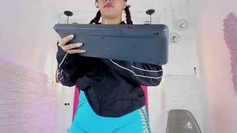 Snapshot of valloletsamar chatting on 02-09-25, 11:14 Vallolet Peach online show from 02-09-25, 11:14