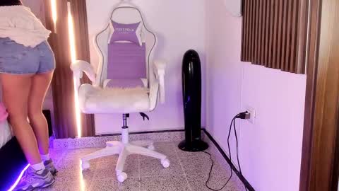 Snapshot of valloletsamar chatting on 10-18-25, 11:44 Vallolet Peach online show from 10-18-25, 11:44