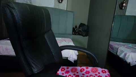 Snapshot of vanessa_7_ chatting on 05-12-26, 11:46 Vanessa online show from 05-12-26, 11:46