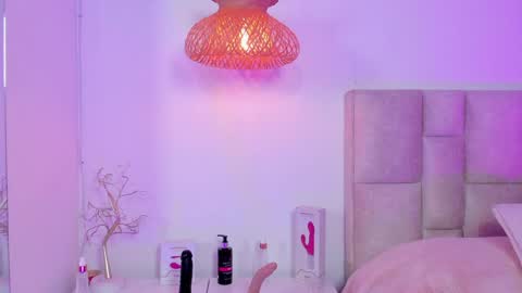 Snapshot of vanessa_cruz_18 chatting on 06-05-26, 08:47 Vane online show from 06-05-26, 08:47