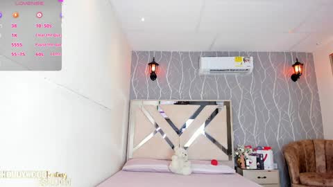 Snapshot of vanessa_guzman1 chatting on 12-23-24, 01:35 online show from 12-23-24, 01:35
