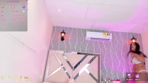 Snapshot of vanessa_guzman1 chatting on 12-30-24, 12:42 online show from 12-30-24, 12:42
