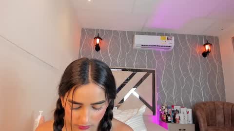 Snapshot of vanessa_guzman1 chatting on 02-04-25, 06:49 online show from 02-04-25, 06:49