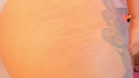 Snapshot of vanessa_guzman1 chatting on 02-19-25, 12:33 online show from 02-19-25, 12:33