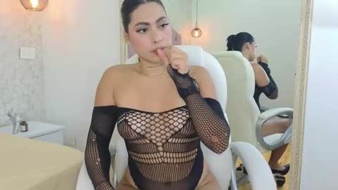 Snapshot of vanessa_rain_ chatting on 11-10-25, 09:03 Vanessa online show from 11-10-25, 09:03