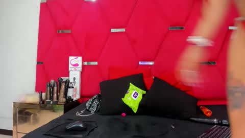 Snapshot of vanezalozano0 chatting on 06-10-26, 04:34 Vaneza online show from 06-10-26, 04:34