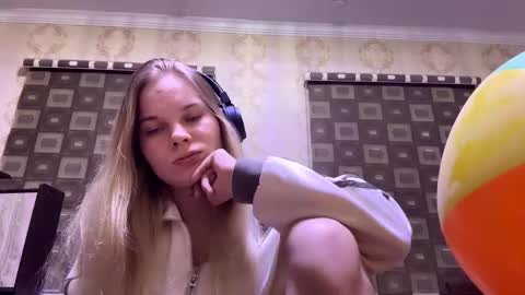 Snapshot of vaniasaisa chatting on 11-14-25, 12:26 Saisa online show from 11-14-25, 12:26