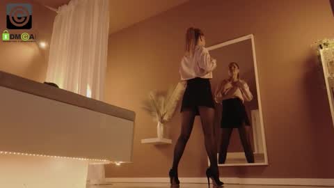 Snapshot of vanilla_whispers chatting on 12-03-25, 03:54 Laura online show from 12-03-25, 03:54